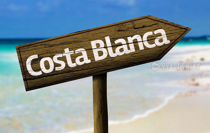 海滩上的Costa Blanca木制标志